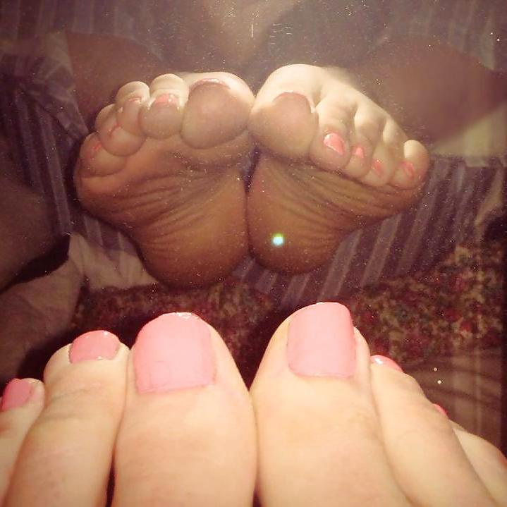 25P Girls feet in the mirror