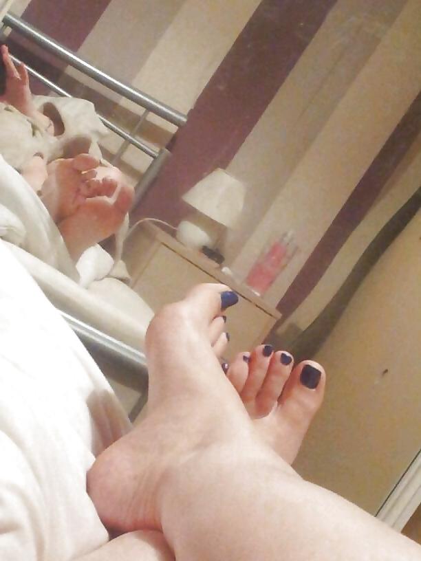 25P Girls feet in the mirror
