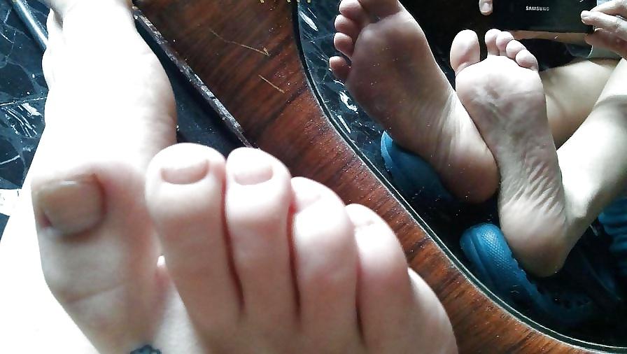 25P Girls feet in the mirror