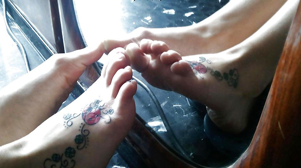 25P Girls feet in the mirror