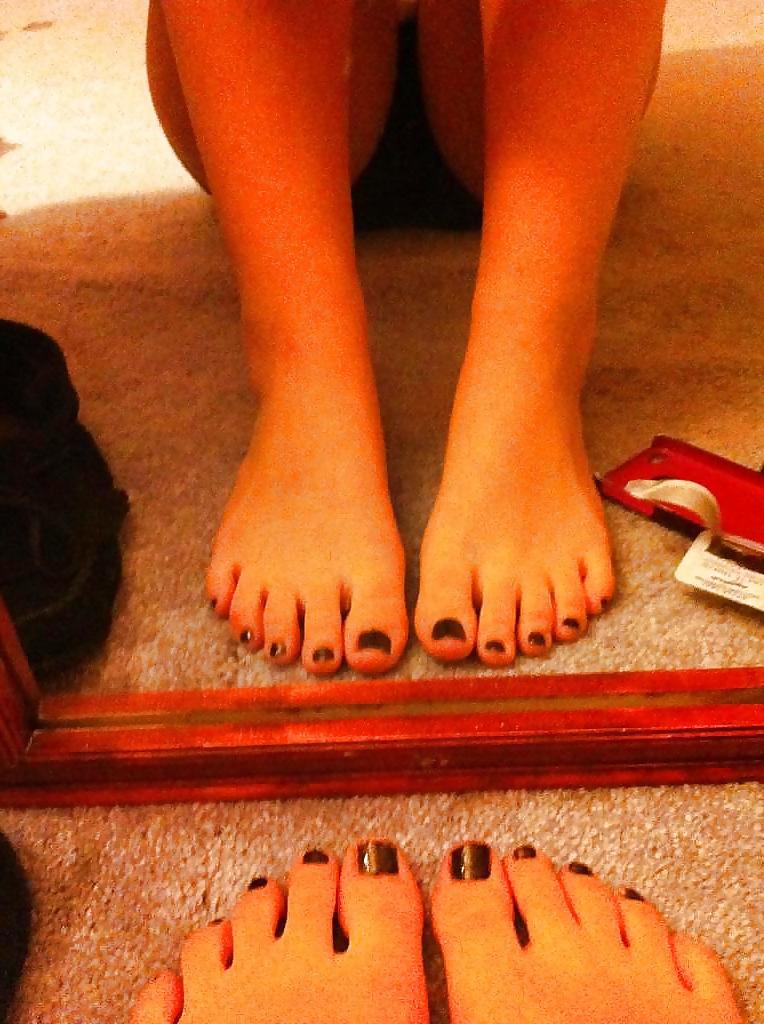 25P Girls feet in the mirror