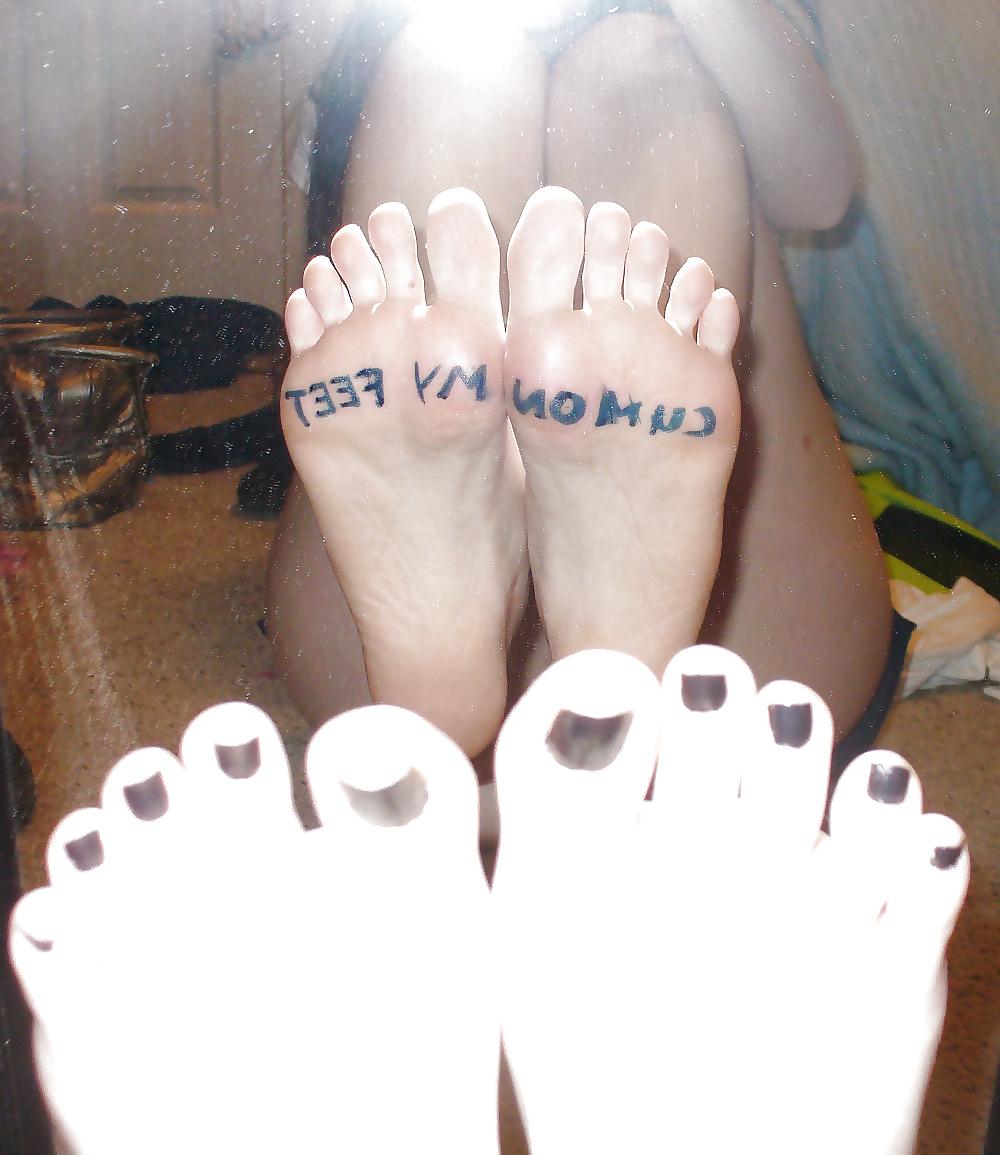 25P Girls feet in the mirror