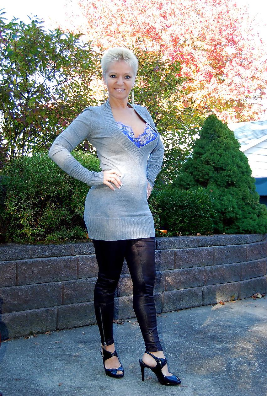 25P Sexy Short Haired MILF
