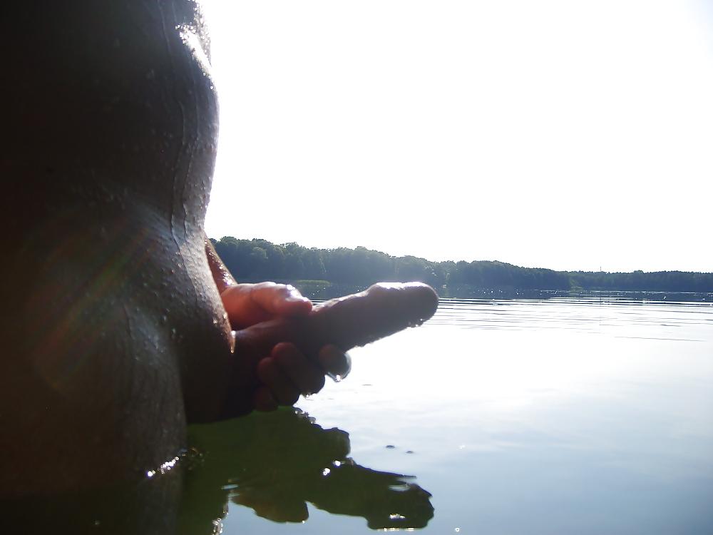 8P Masturbation in Lake