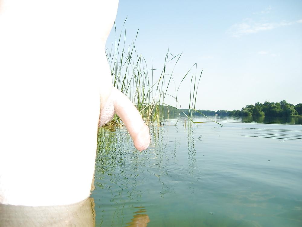 8P Masturbation in Lake