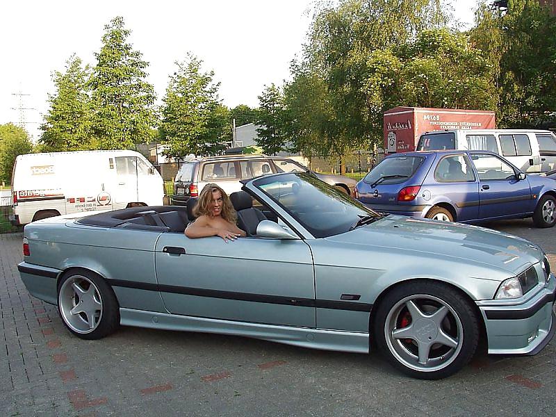 25P Women driving nude