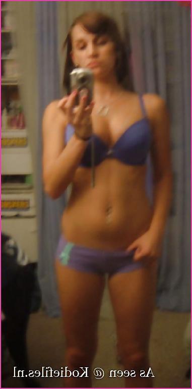 25P Hot teen strips in mirror