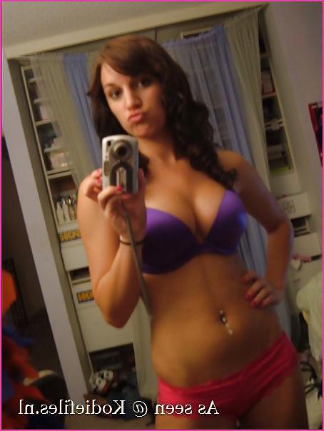 25P Hot teen strips in mirror