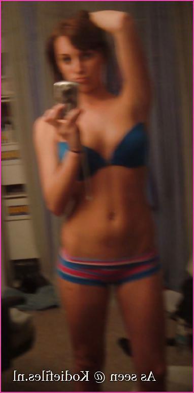 25P Hot teen strips in mirror