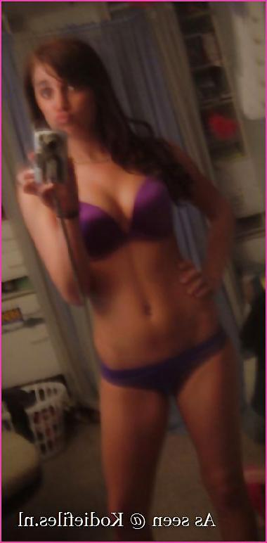 25P Hot teen strips in mirror
