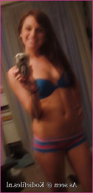 25P Hot teen strips in mirror