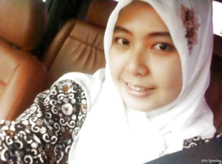5P Sweet Malay Girl Shows Off Her Tits