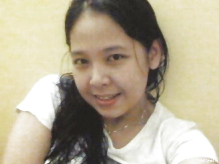 5P Sweet Malay Girl Shows Off Her Tits