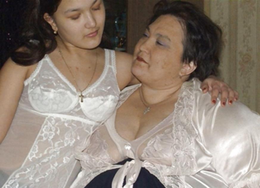 25P Pretty girl sucks fat womans titties