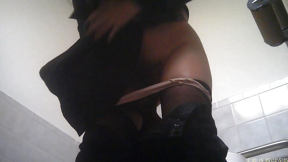 23P Korean co worker bathroom hidden cam