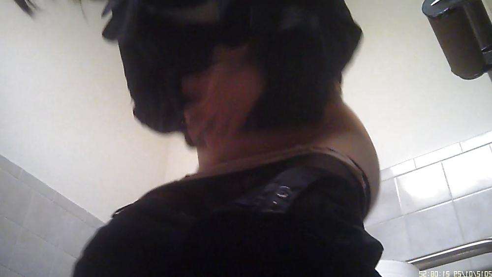 23P Korean co worker bathroom hidden cam