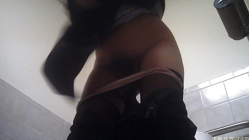 23P Korean co worker bathroom hidden cam