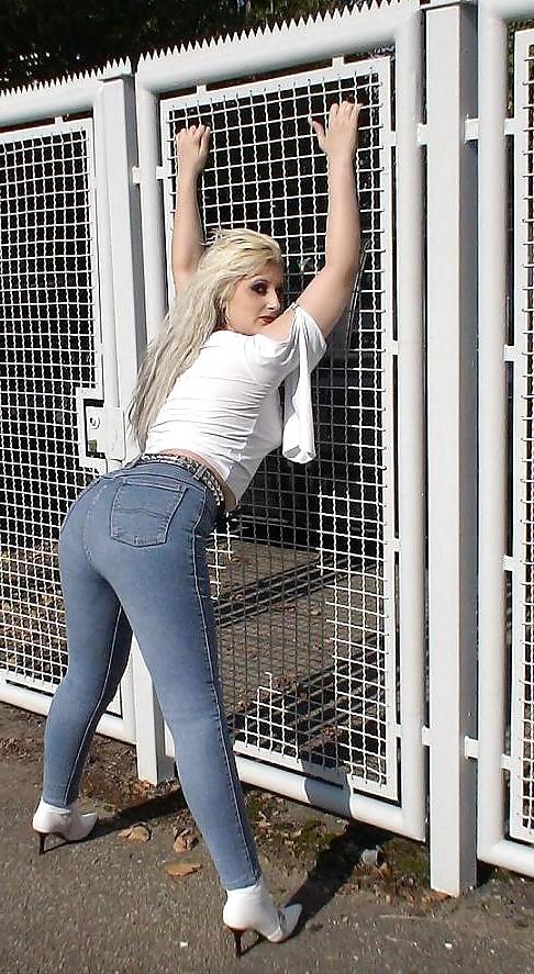 25P Curvy Goddesses V (Tight Jeans)