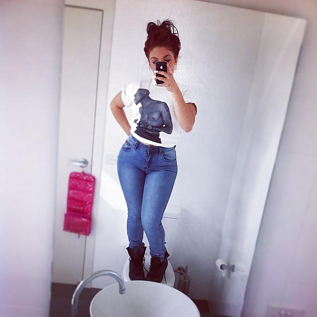 25P Curvy Goddesses V (Tight Jeans)