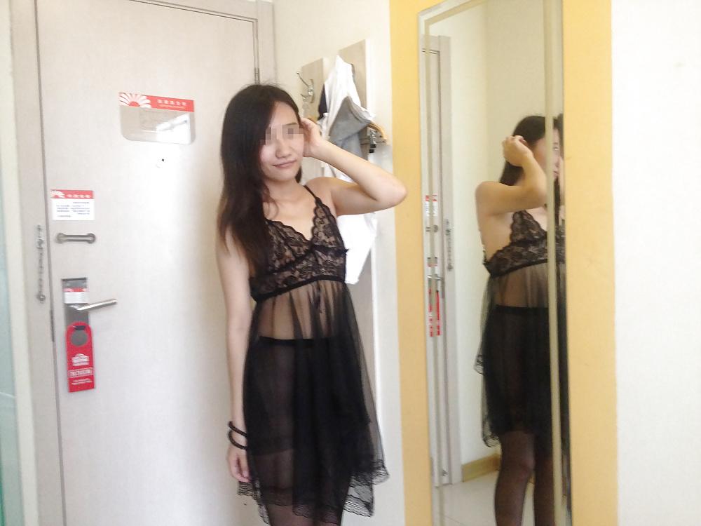 13P Sexy chinese girl flashing public