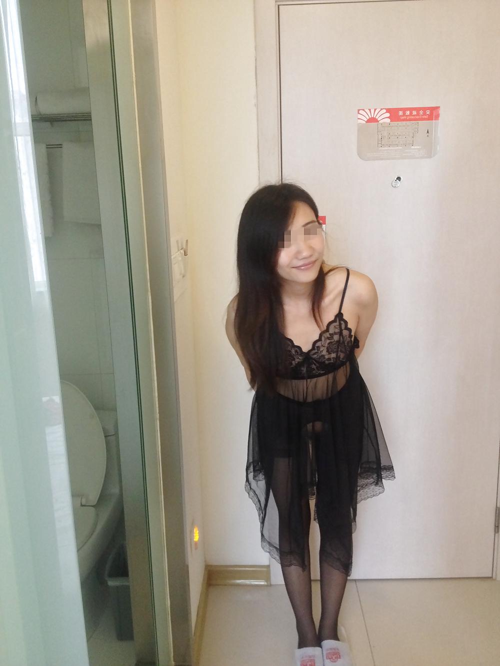 13P Sexy chinese girl flashing public
