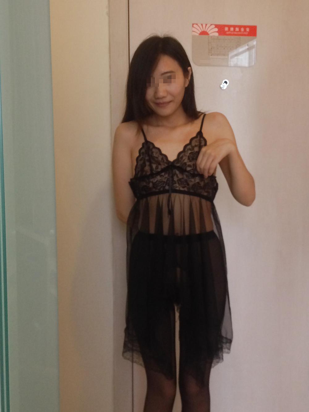 13P Sexy chinese girl flashing public