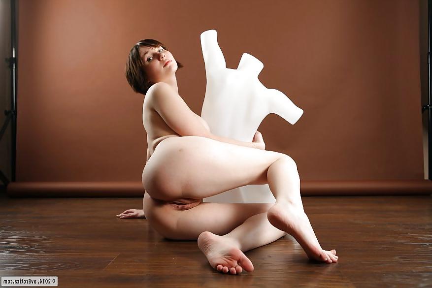25P Curvy brunette babe with Statue