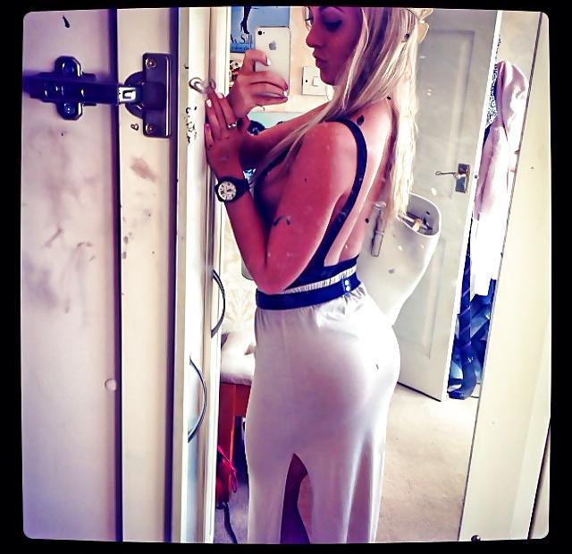 25P Pig faced bimbo slut rhiannon loves showing off her ass