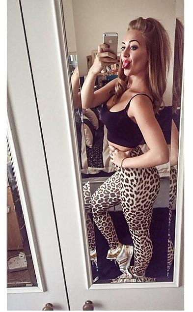 25P Pig faced bimbo slut rhiannon loves showing off her ass