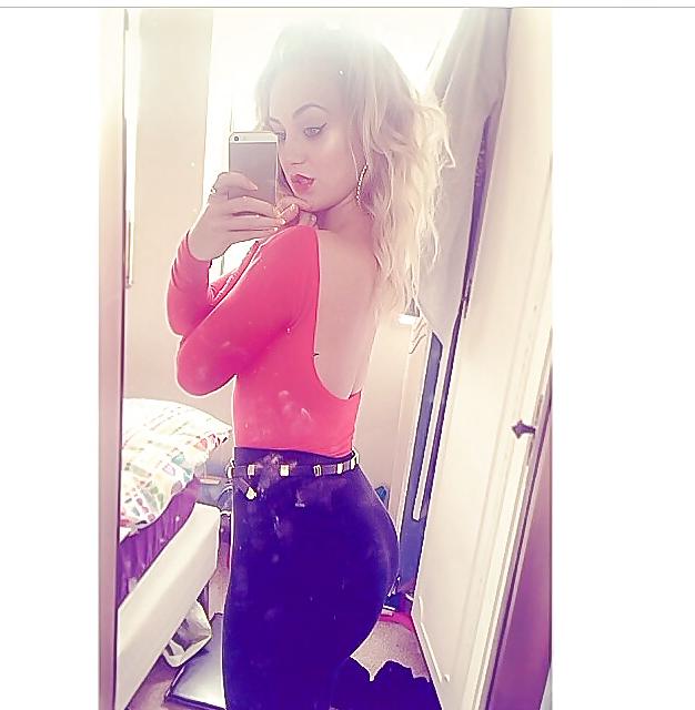 25P Pig faced bimbo slut rhiannon loves showing off her ass