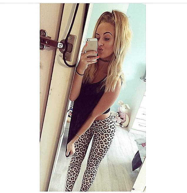 25P Pig faced bimbo slut rhiannon loves showing off her ass