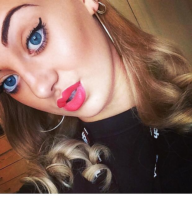 25P Pig faced bimbo slut rhiannon loves showing off her ass