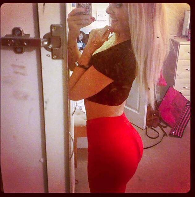 25P Pig faced bimbo slut rhiannon loves showing off her ass
