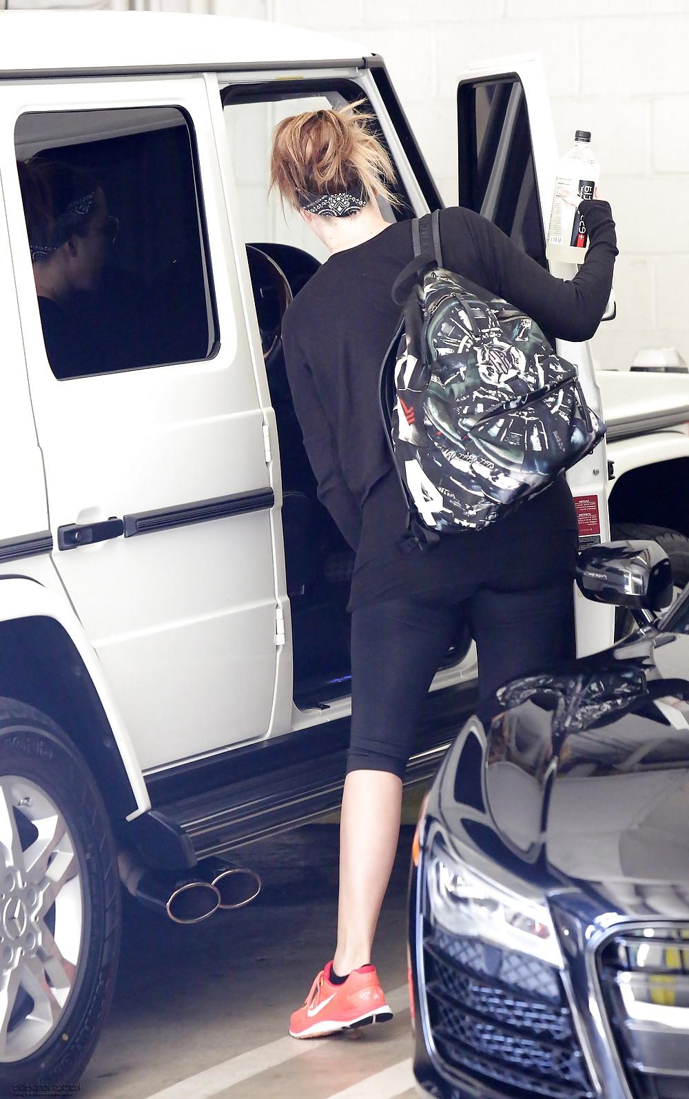 25P Khloe Kardashian Ass In Leggings And Tight Jeans (HQ)