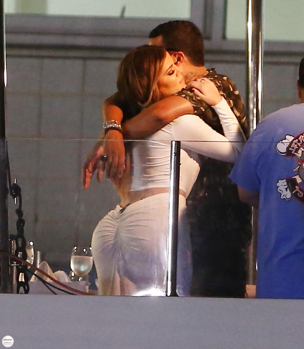 25P Khloe Kardashian Ass In Leggings And Tight Jeans (HQ)