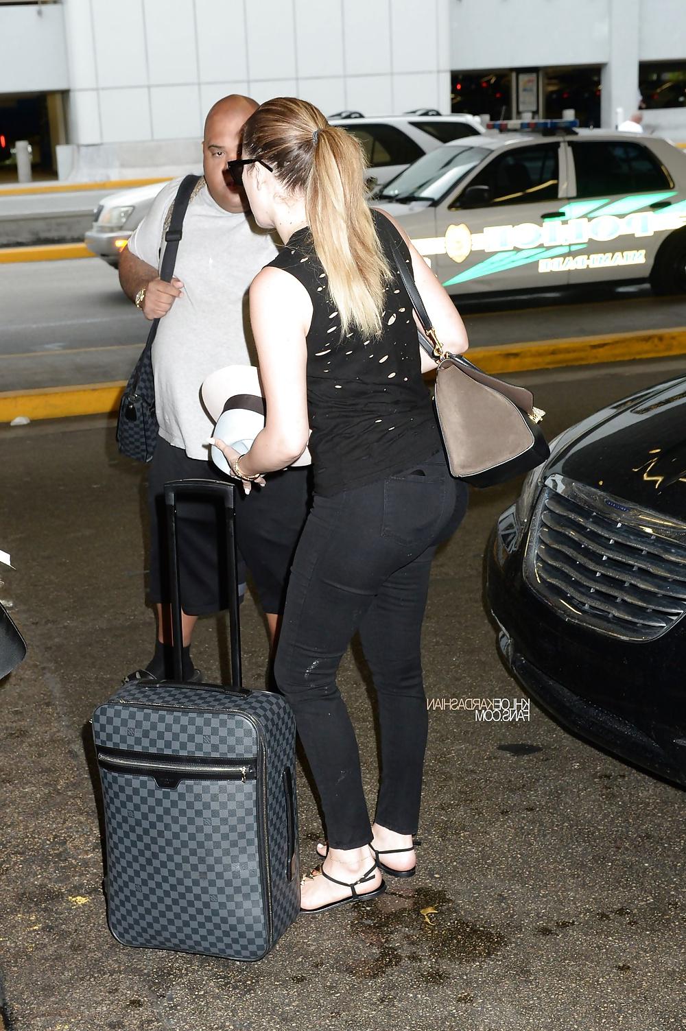 25P Khloe Kardashian Ass In Leggings And Tight Jeans (HQ)