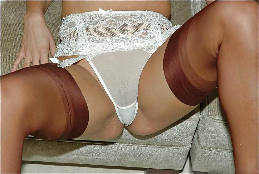 15P 1960s lady shows off sheer nylons