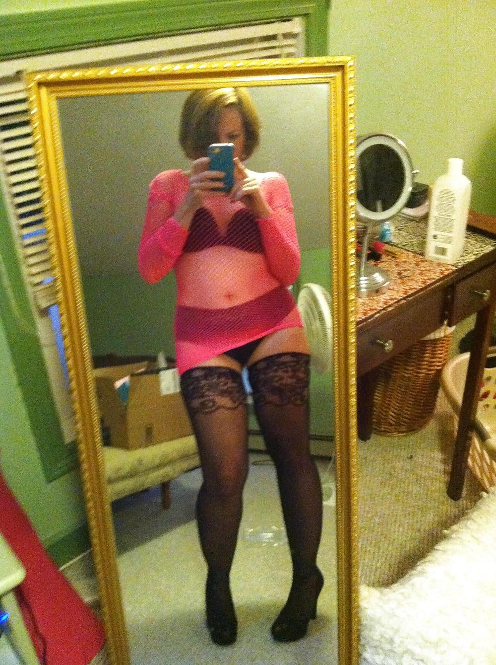 23P Selfie - Amateur Curvy MILF