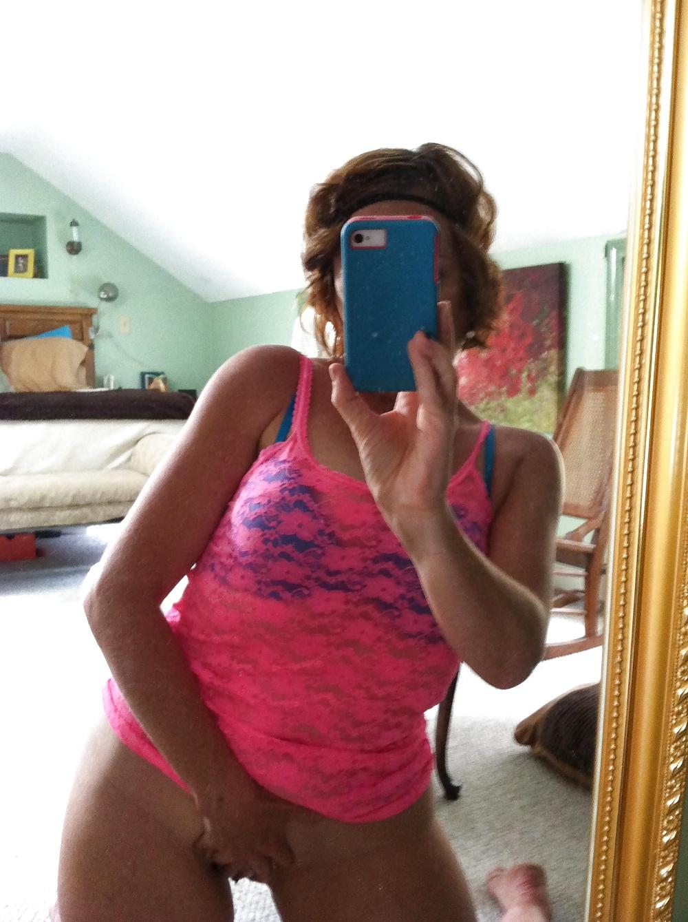 23P Selfie - Amateur Curvy MILF