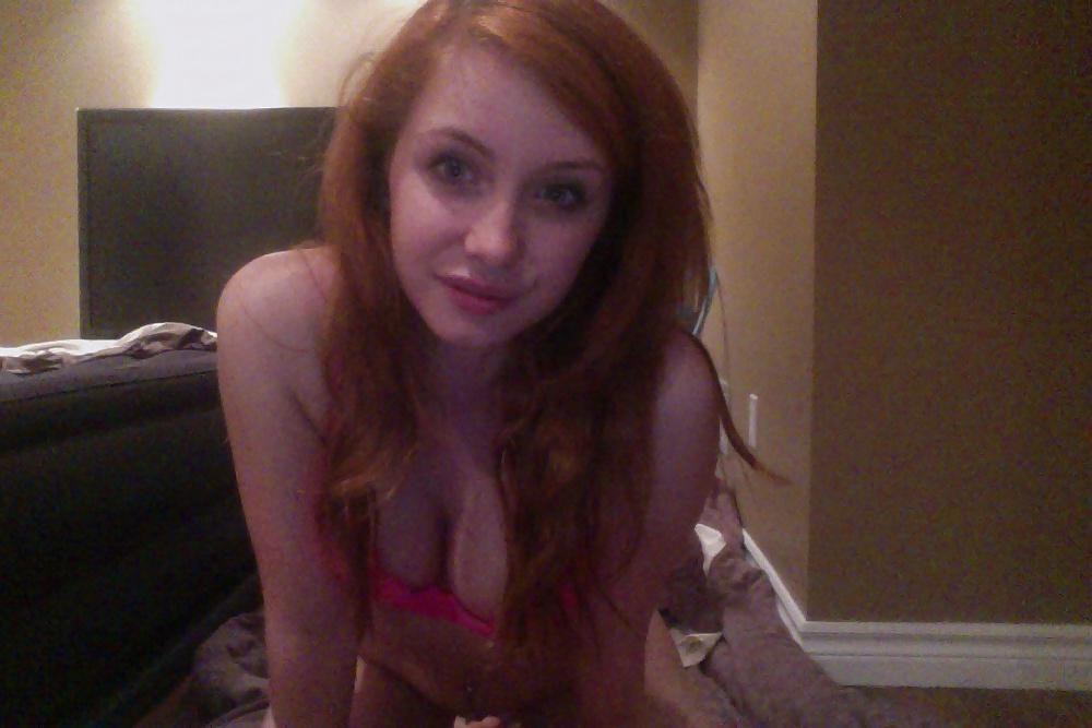 17P Sexy redhead in jeans