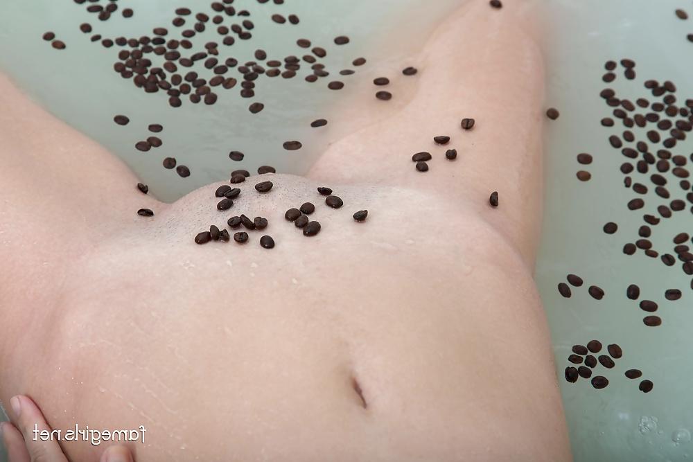 15P Ella in the bath