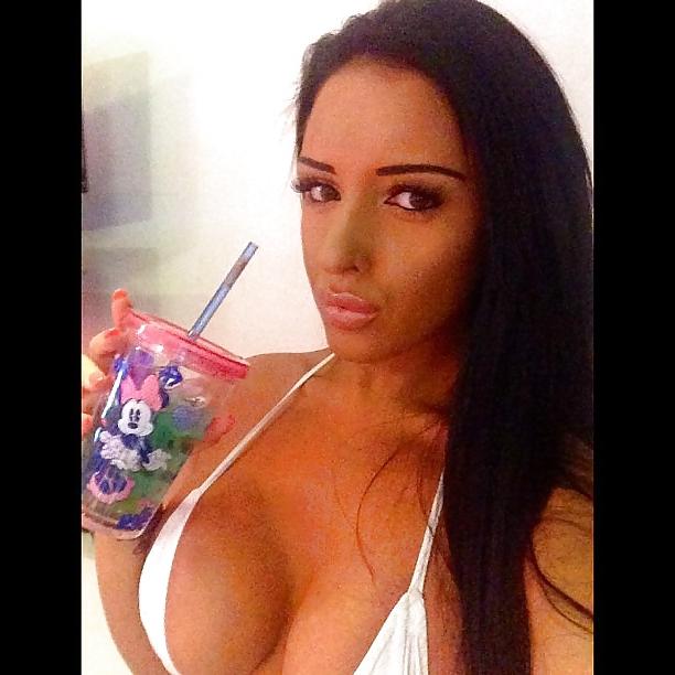 25P Big nose bimbo beauty 