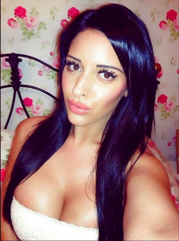 25P Big nose bimbo beauty 