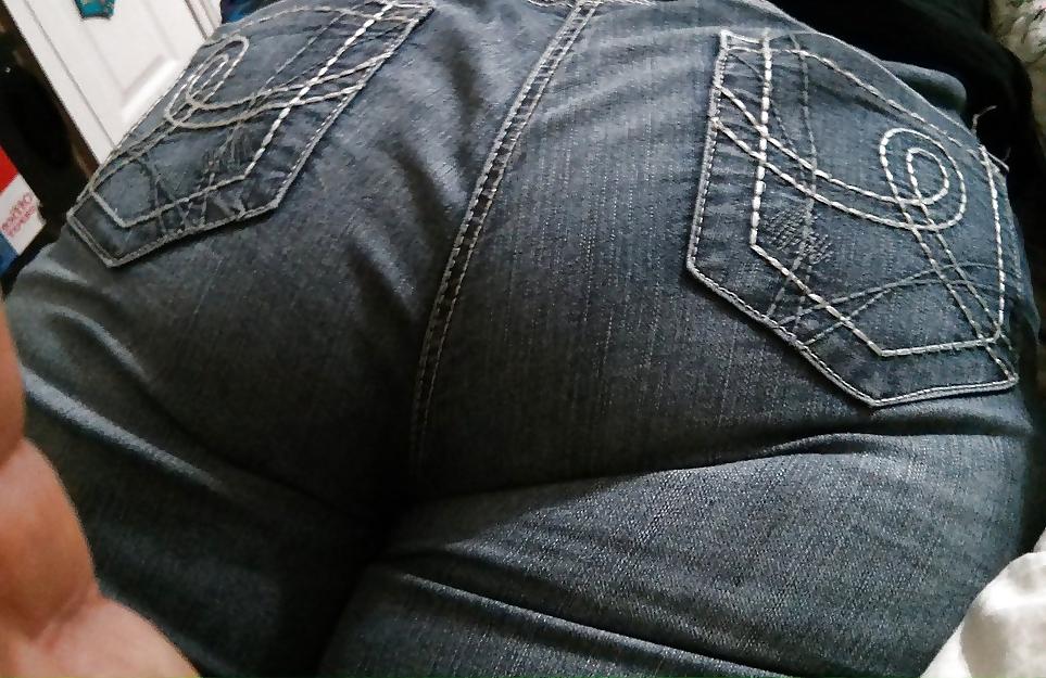 4P Fat wide latina ass in tight jeans