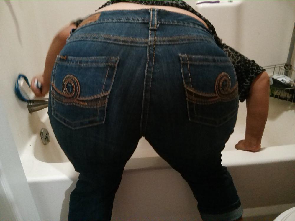 4P Fat wide latina ass in tight jeans