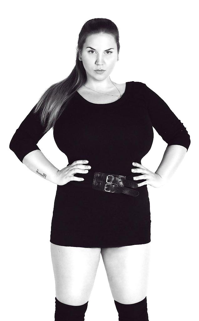 25P Curvy Beauties 90 Clothed Edition