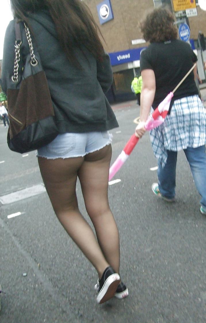 8P Superknappe Jeans und schwarze Nylonstrumpfhose