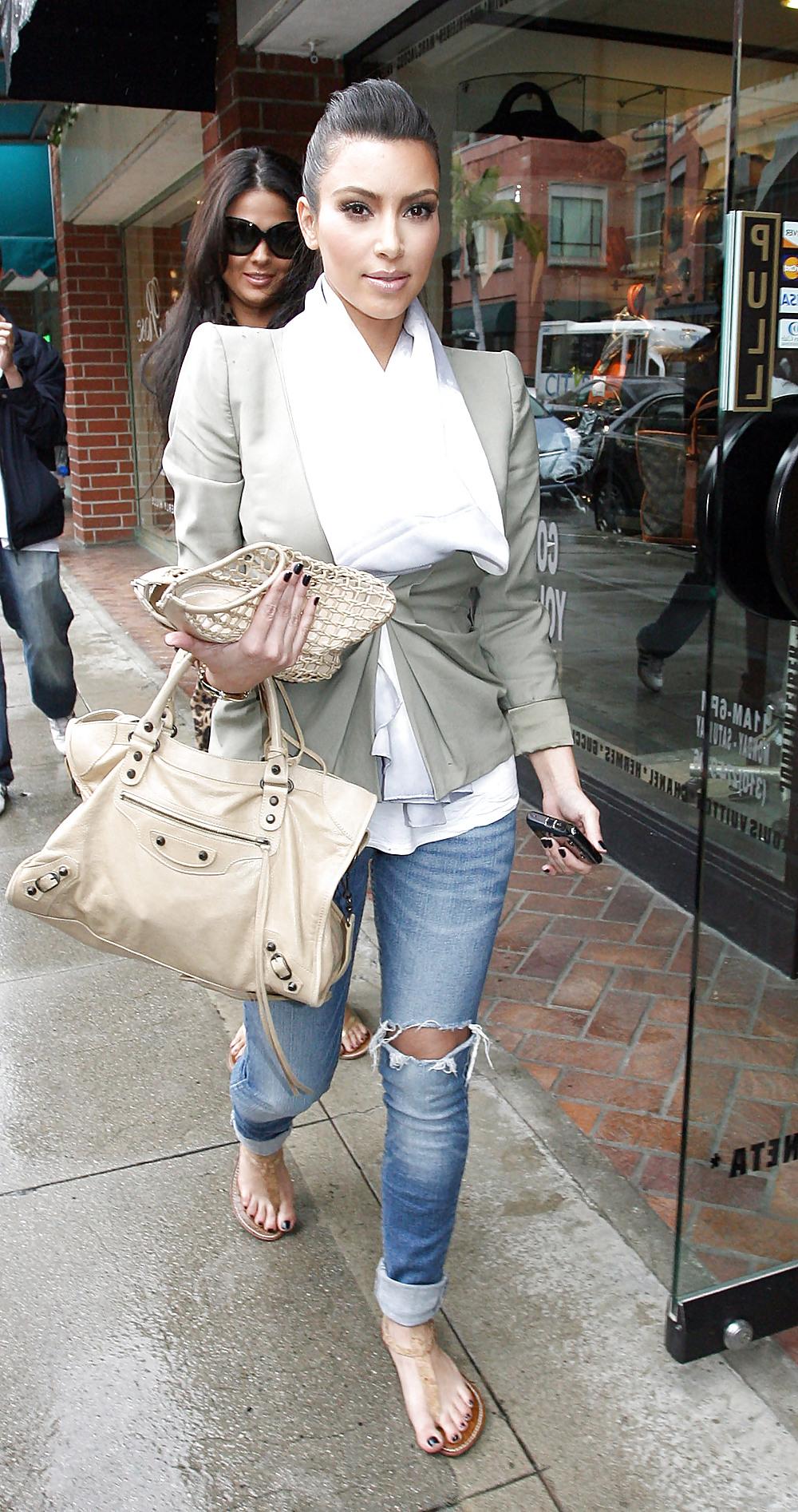 18P Kim Kardashian candids in jeans (arse shots)