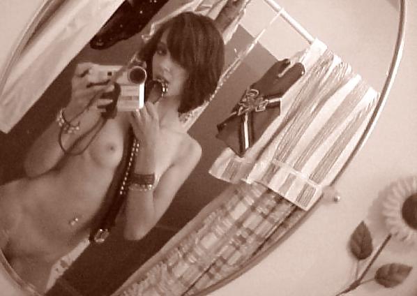 25P Mirror Girls 21: Hot Teen Self Shots 