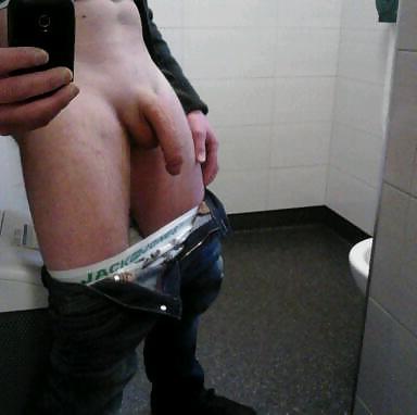 6P Praller Schwanz im Badezimmer eines Supermarkts